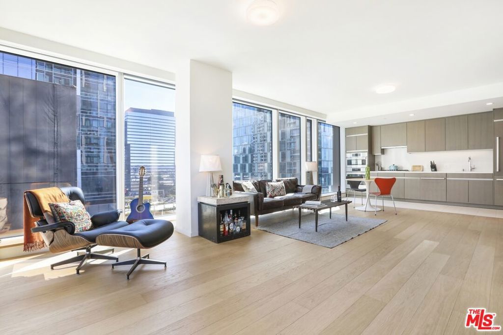 Photo of 889 Francisco Street #909, Los Angeles, CA 90017 (MLS # 25591577)