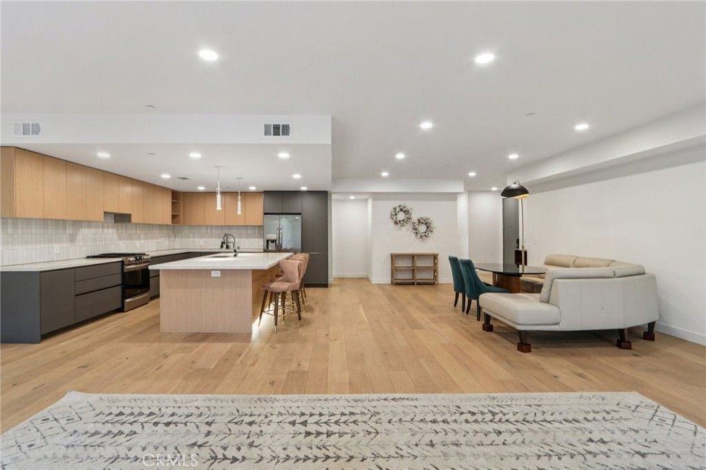 Photo of 5110 Whitsett Avenue #105, Valley Village, CA 91607 (MLS # OC25259730)