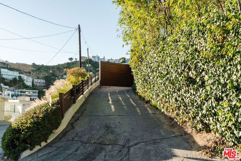 8559 Hollywood Boulevard