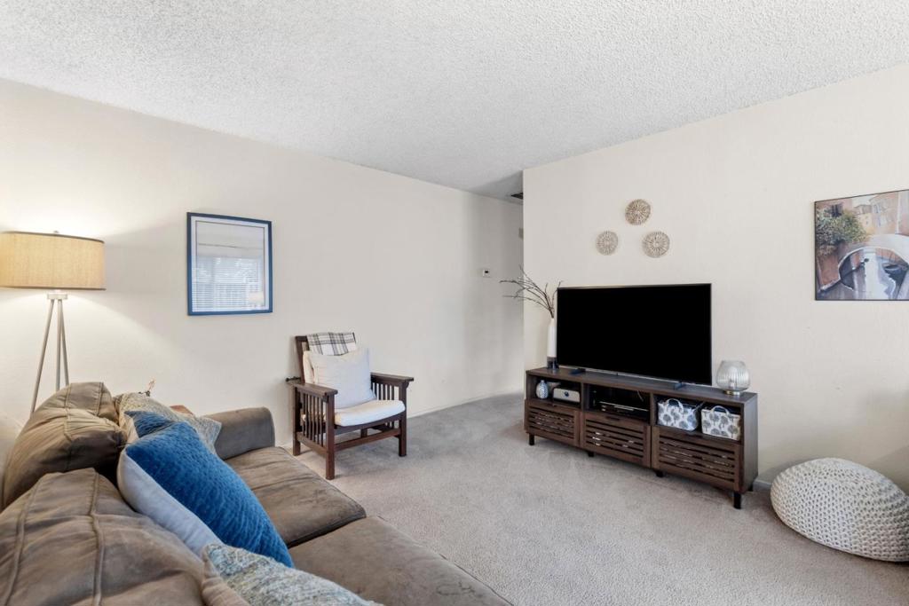 5746 Chesbro Avenue