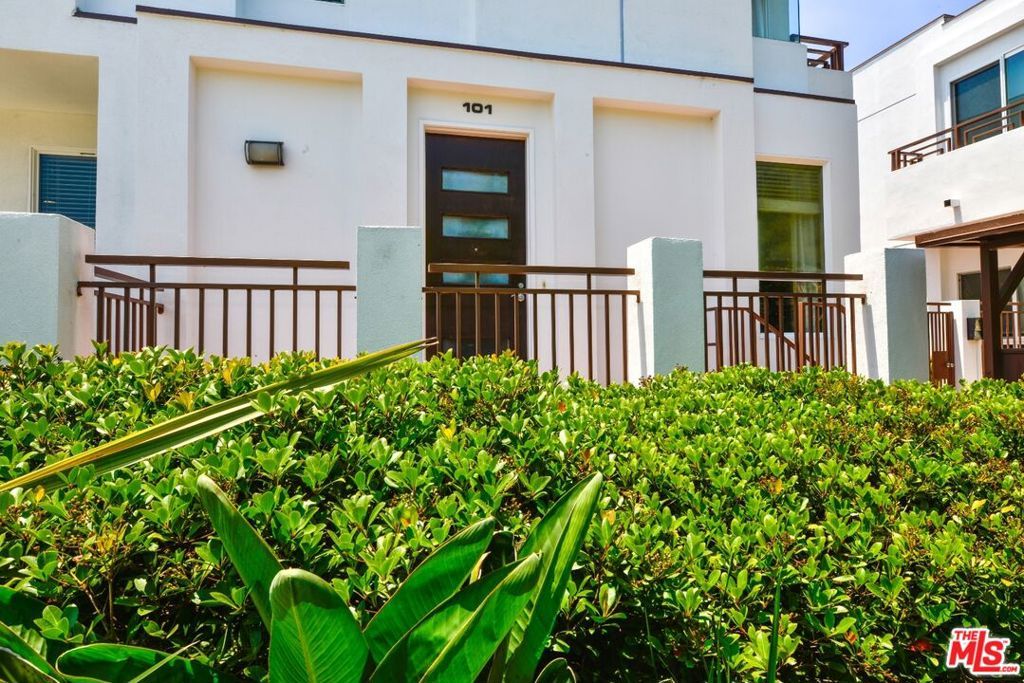 Photo of 2512 28th Street #101, Santa Monica, CA 90405 (MLS # 25584069)