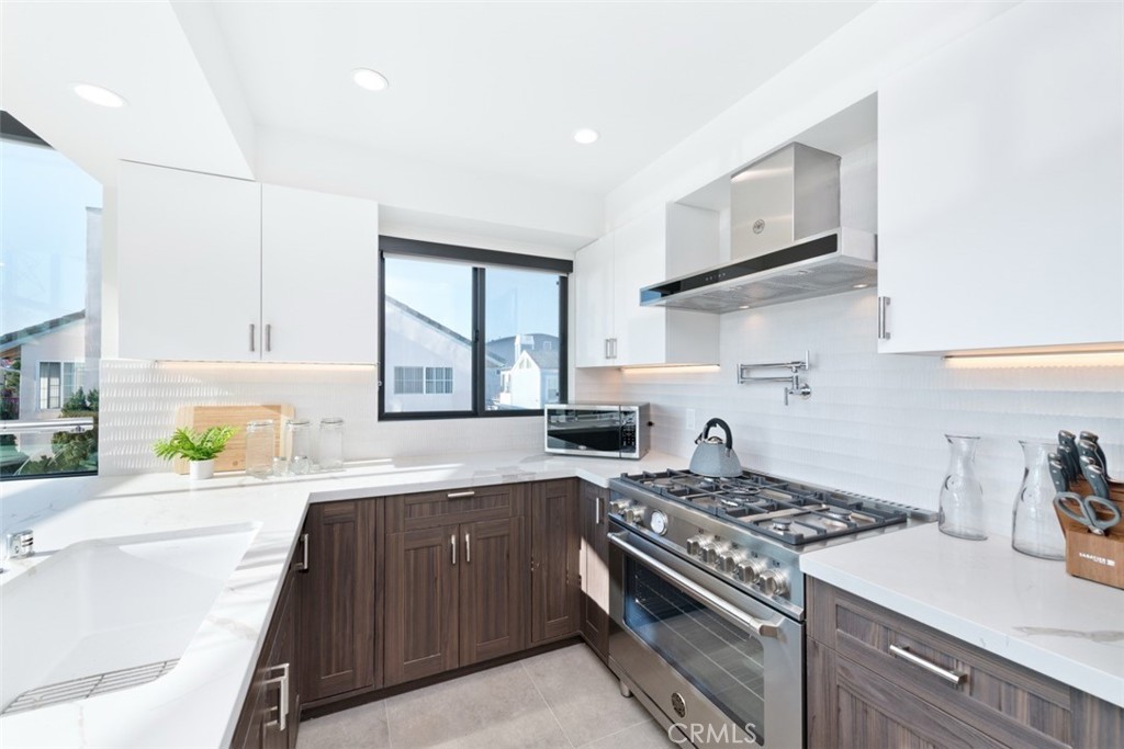 500 E Balboa Boulevard