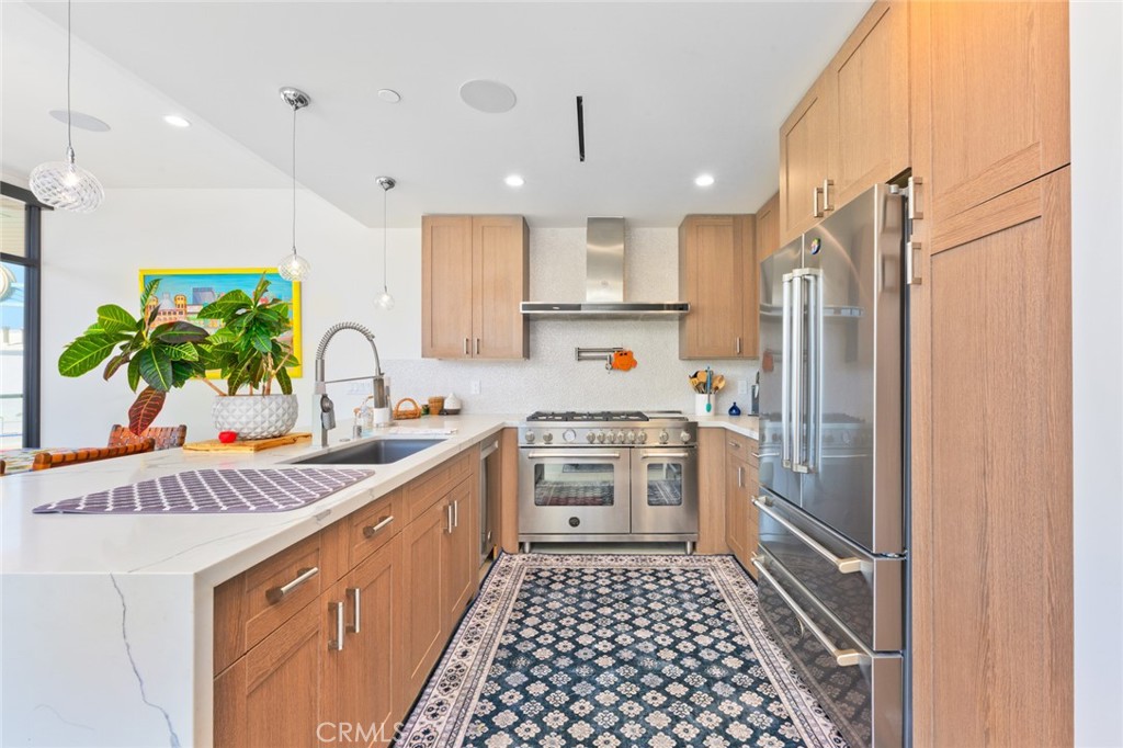 500 E Balboa Boulevard