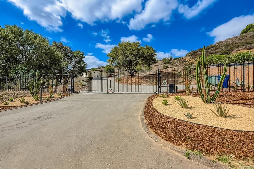 Photo of 28720 N Twin Oaks Valley Road, Bonsall, CA 92003 (MLS # NDP2510265)