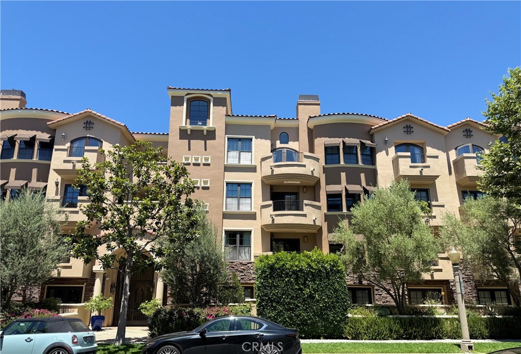 Penthouse-level Mediterranean-style condo in prime Studio City location! This spacious 2-bedroom + den, 3-bathroom residence offers approx. 1,500 sq ft of bright, open living space. The den features a cozy fireplace, and the bedrooms include new carpet and fresh paint throughout. The gourmet kitchen is equipped with brand-name stainless steel appliances, dishwasher, microwave, and skylight. The primary suite features double sinks and a large walk-in closet. Additional highlights include in-unit washer/dryer, private balcony, EV charger in the garage, and 2 tandem parking spaces in a gated garage. Water is included in the rent.
Located in a well-maintained building with a fitness center and secured entry. Just moments from Ventura Blvd, Fryman Canyon hiking trails, and the popular Studio City Farmers Market. A rare opportunity for luxury living in one of LA’s most sought-after neighborhoods!