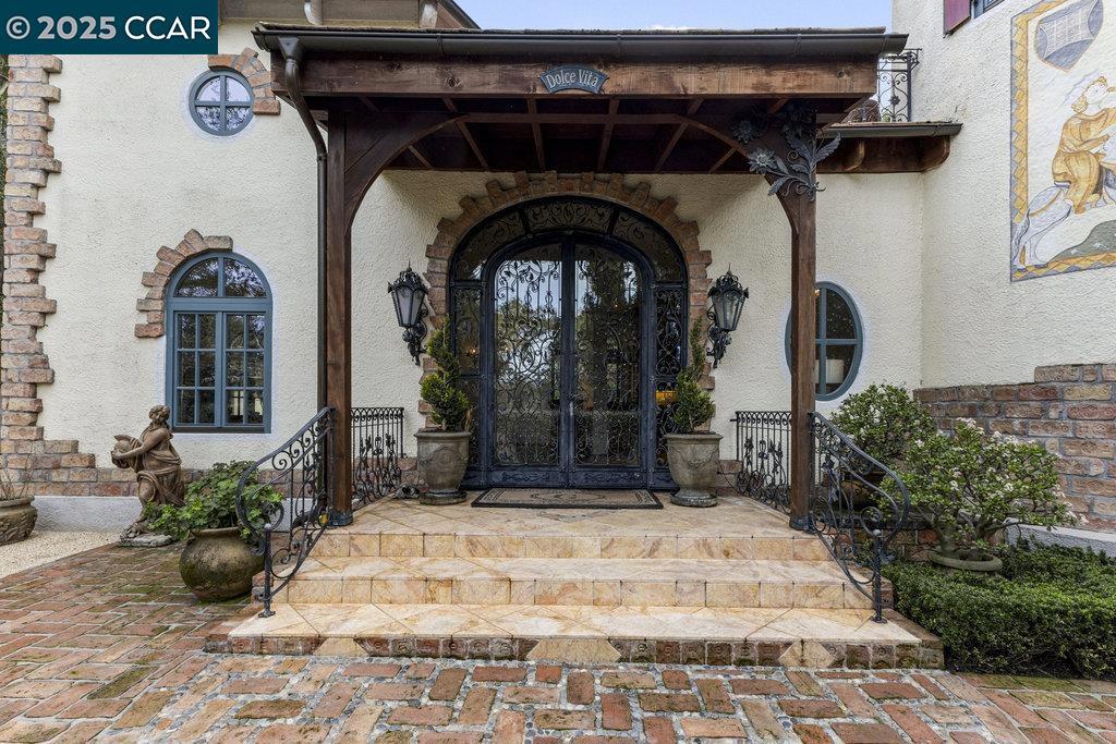 24 Moraga Via