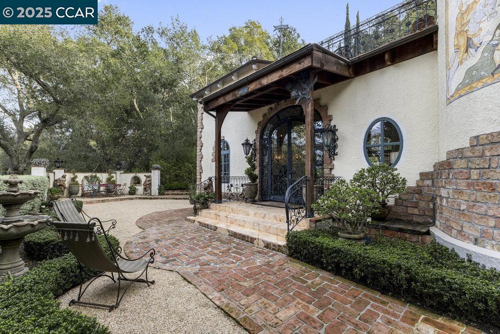 24 Moraga Via