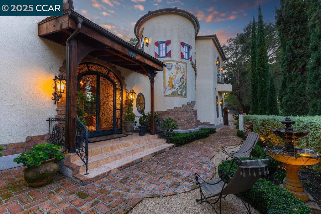 24 Moraga Via