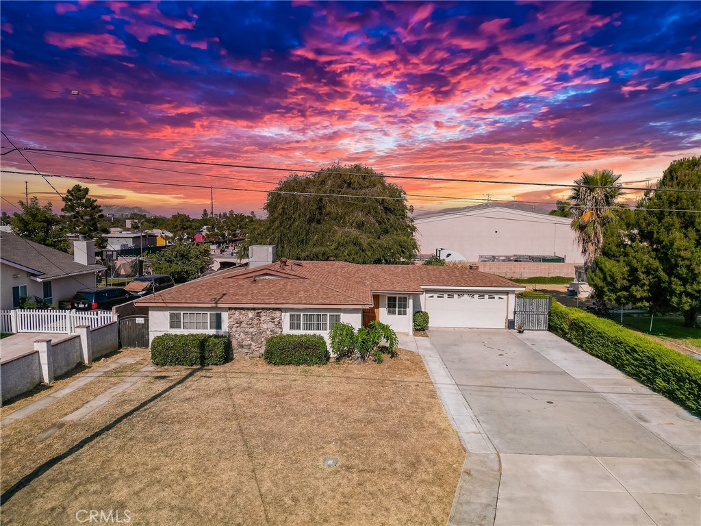Welcome to this spacious 1,518 sq. ft. home situated on a generous 10,400 sq. ft. lot in the heart of Riverside, CA. Featuring 4 bedrooms and 2 full bathrooms inside, plus 2 bonus bedrooms in the back, this property offers flexibility for extended family, a home office, or guest accommodations.
Perfectly located just minutes from Downtown Riverside, University of Riverside, CalBaptists University, Riverside Community College and the scenic Rubidoux Mountain hiking trails. You’ll enjoy easy access to the 215, 60, and 10 freeways for a smooth commute. The large lot provides plenty of room for entertaining, gardening, or potential future additions.
Don’t miss this unique opportunity to own a home with extra living space in a central Riverside location!