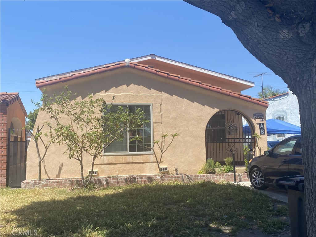 SINGLE FAMILIY HOME WITH 3 BEDROOMS ONE BATH PLUS AN ADU WITH SEPARATE METER, NEW ROOF, NEW PLUMBING PERFECT FOR A BIG FAMILY OR LIVE IN ONE AND RENT THE OTHER ONE. CLOSE TO SHOPPING, RESTAURANT, AND TRANSPORTATION.