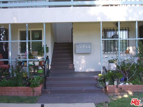Photo of 5619 1/2 W Clemson Street #1/2, Los Angeles, CA 90016 (MLS # 25589547)