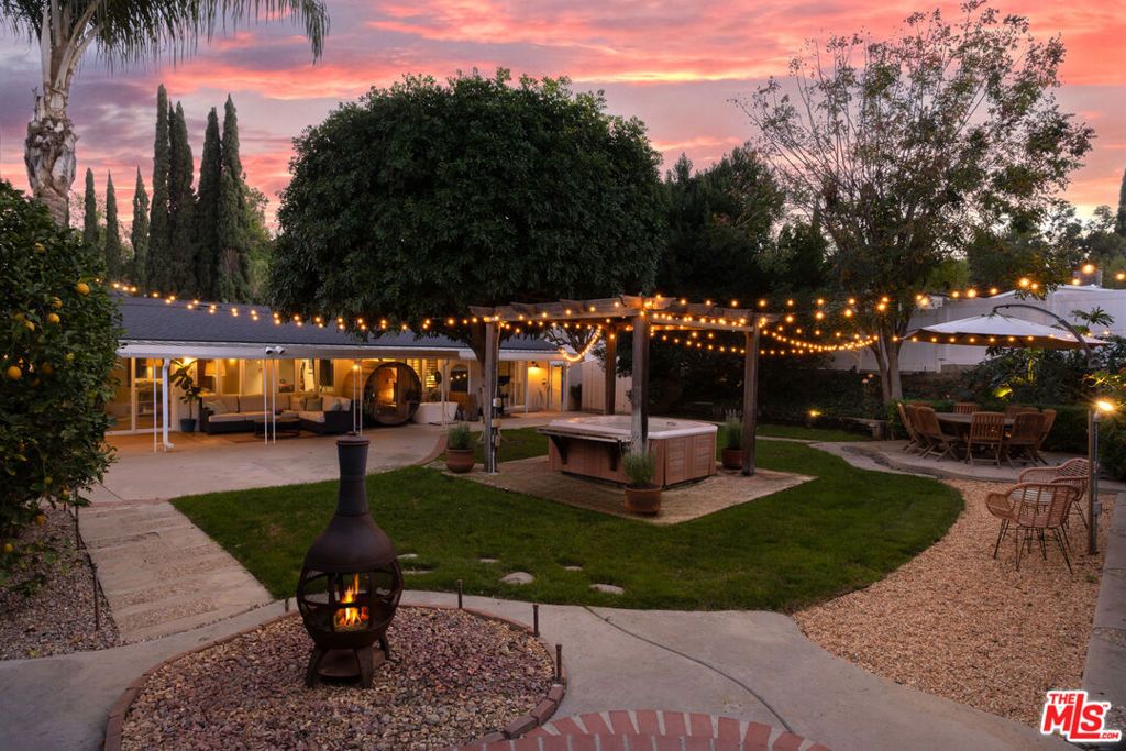 Photo of 20523 Miranda Place, Woodland Hills, CA 91367 (MLS # 26643701)