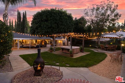 Photo of 20523 Miranda Place, Woodland Hills, CA 91367 (MLS # 26643701)