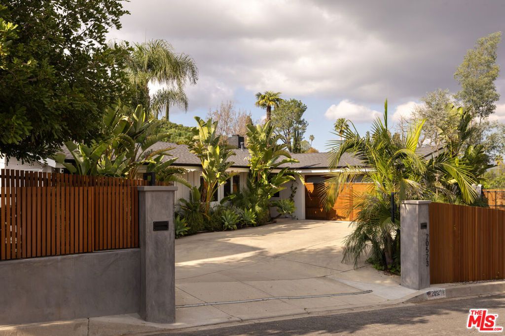 Photo of 20523 Miranda Place, Woodland Hills, CA 91367 (MLS # 26643701)