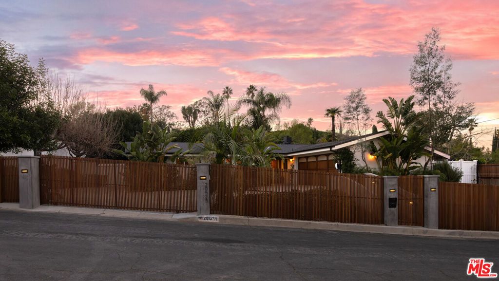 Photo of 20523 Miranda Place, Woodland Hills, CA 91367 (MLS # 26643701)