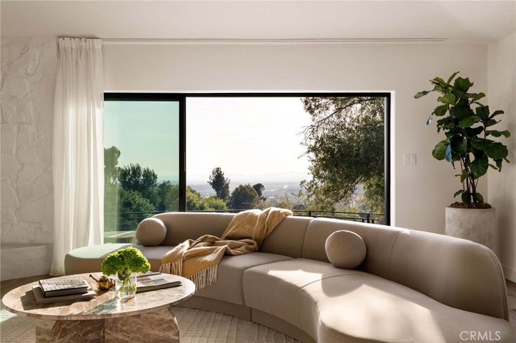 11111 Tujunga Canyon