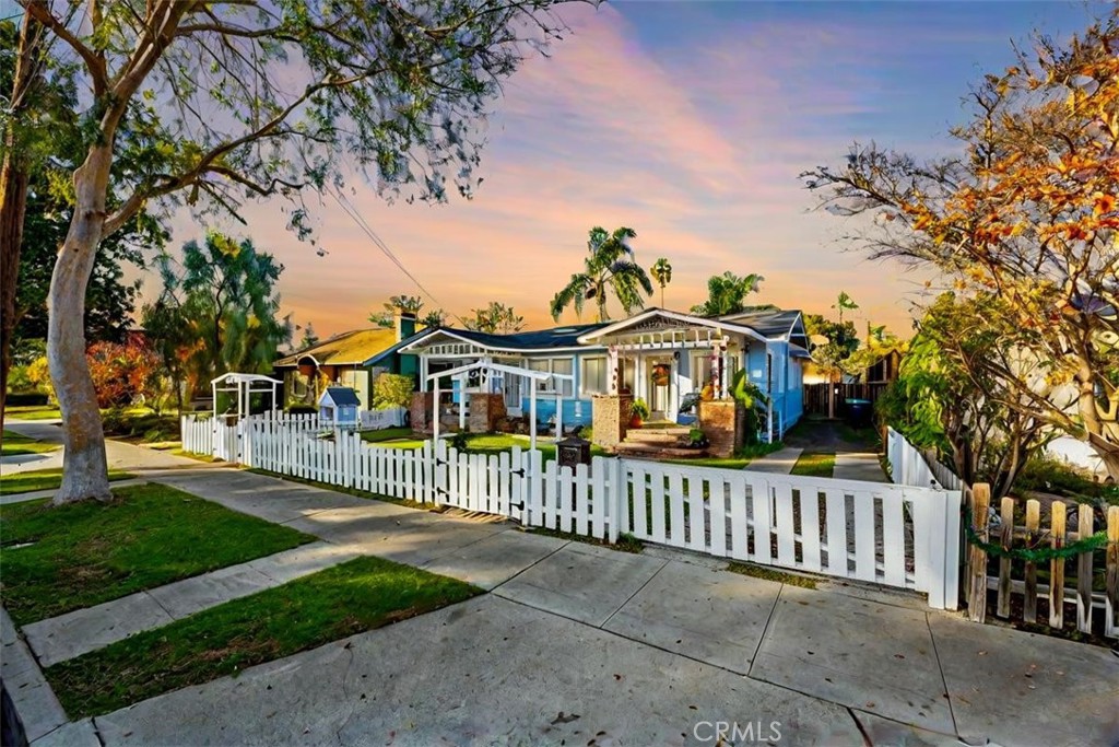 817 E Palmyra Avenue