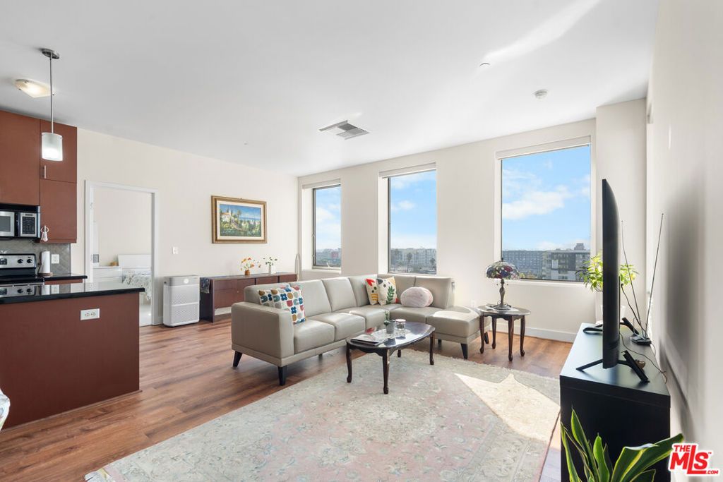 Photo of 3810 Wilshire Boulevard #712, Los Angeles, CA 90010 (MLS # 25611743)