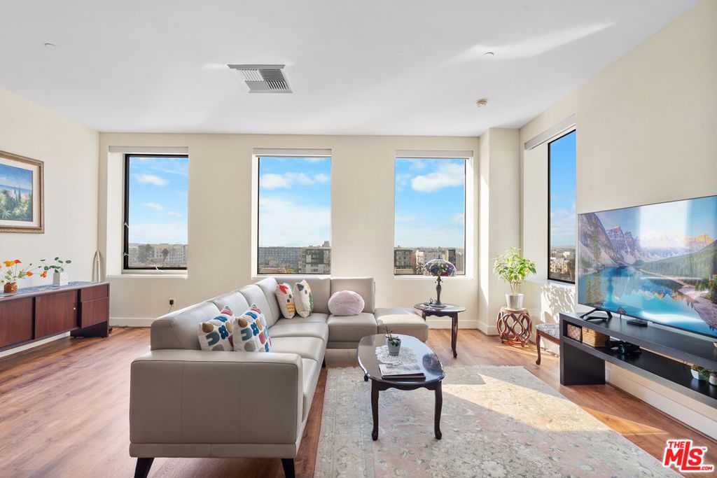 Photo of 3810 Wilshire Boulevard #712, Los Angeles, CA 90010 (MLS # 25611743)