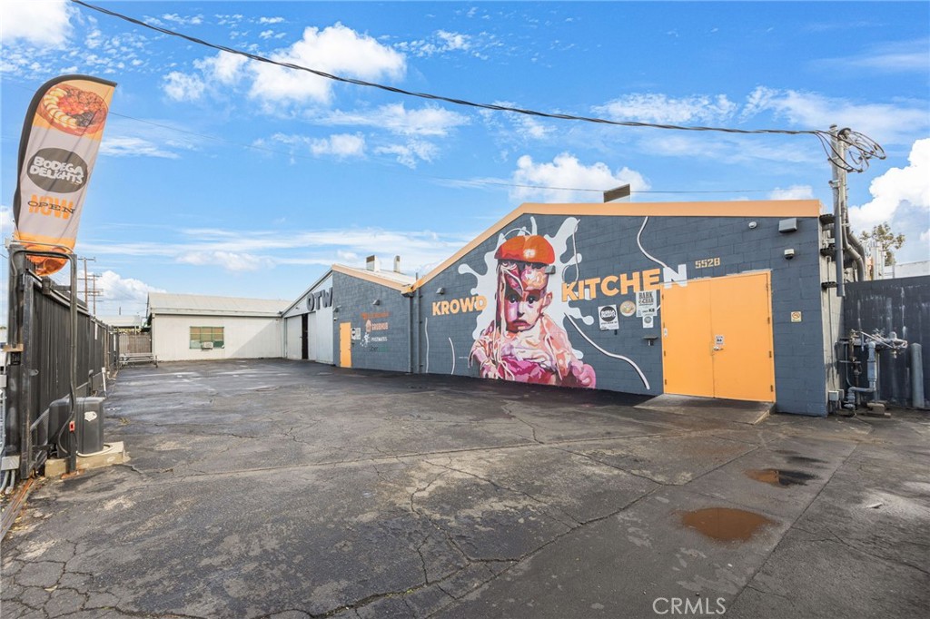 5524-5536 Satsuma Ave features a total of 10,822 square feet of rentable space, including a 1,400-square-foot warehouse, a 2,430-square-foot flex unit, and 19 ghost kitchen units totaling 6,992 square feet. The property is designed to support a range of industrial, creative, and culinary uses. Tenants benefit from ample parking, efficient access for deliveries, and a prime location in North Hollywood with proximity to major transportation routes and business services. The MR2-1VL zoning provides flexible use options and significant growth potential across various industries, making this a strategic opportunity for tenants seeking adaptable industrial space.
This property offers an ideal opportunity for an owneruser with 8 available prep kitchens, commonly referred to as "ghost kitchens." The seller will cover the lease rate and utility reimbursements for all 8 kitchens for a full year following the close of escrow.
Alternatively, the potential investor can opt to take the estimated $220,800 value and apply it toward closing costs, renovations, an aggressive marketing strategy, or any other use they deem fit, providing flexibility and significant upside potential.
This multi-tenant industrial flex building is constructed with durable steel and masonry brick, offering a secure, gated environment. It features 10'–15' clear ceiling heights, providing versatile space for various industrial uses. Fluorescent fixtures ensure efficient lighting throughout, while the property is equipped with 800A/3P heavy amperage, accommodating highpower demands for manufacturing or distribution.