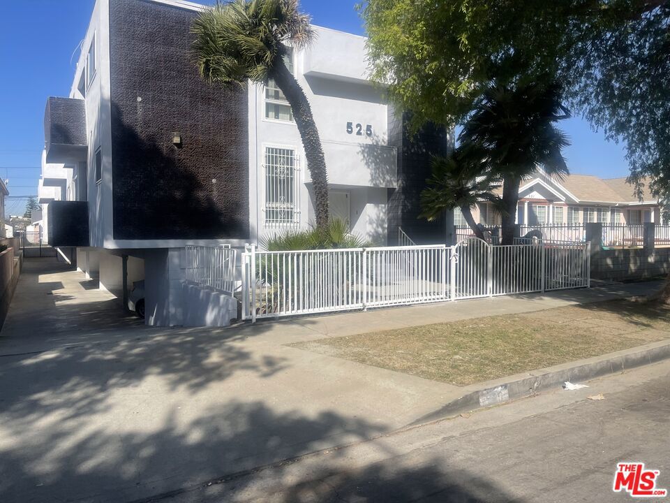 Fully renovated with new flooring, modern fixtures, and a bright open floor plan. Prime location near beaches, parks, dining, and entertainment.Includes 1 covered parking space. Pet-friendly!*Tenant pays: electricity & gas*Owner pays: water, trash & sewer