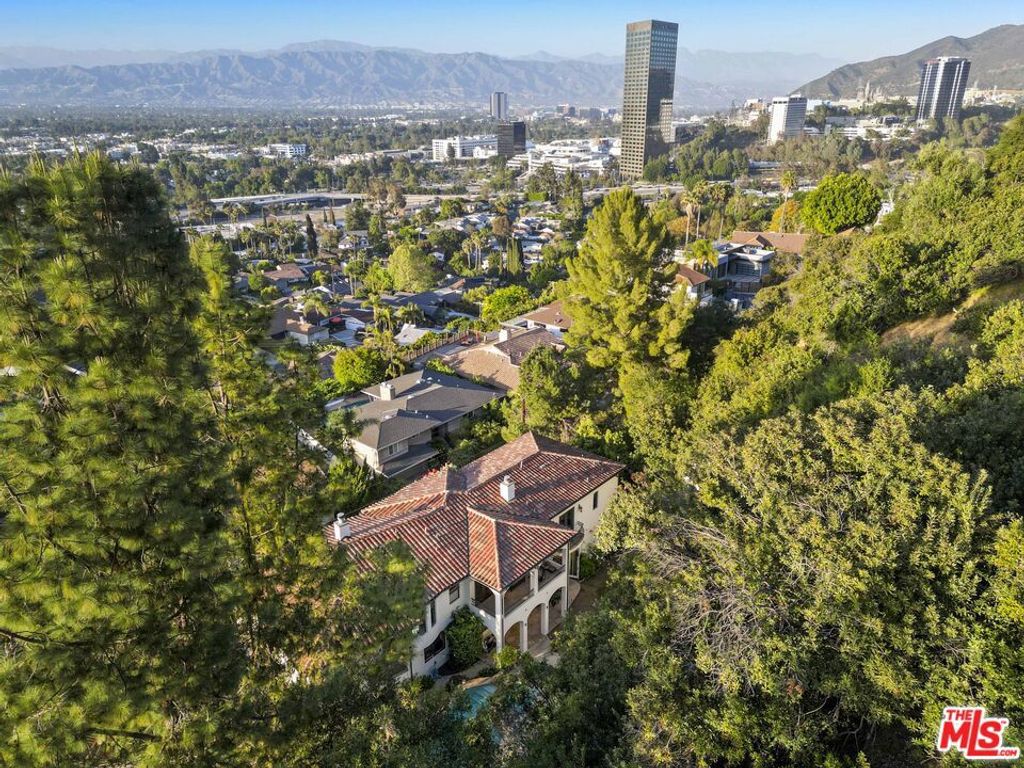 Photo of 10940 Terryview Drive, Studio City, CA 91604 (MLS # 26637875)