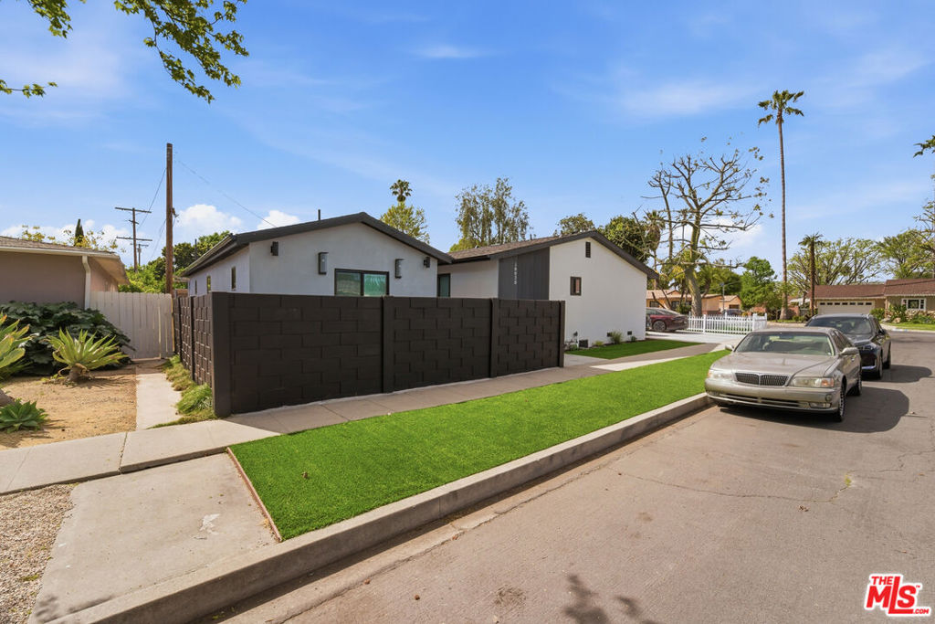 6724 Hesperia Avenue