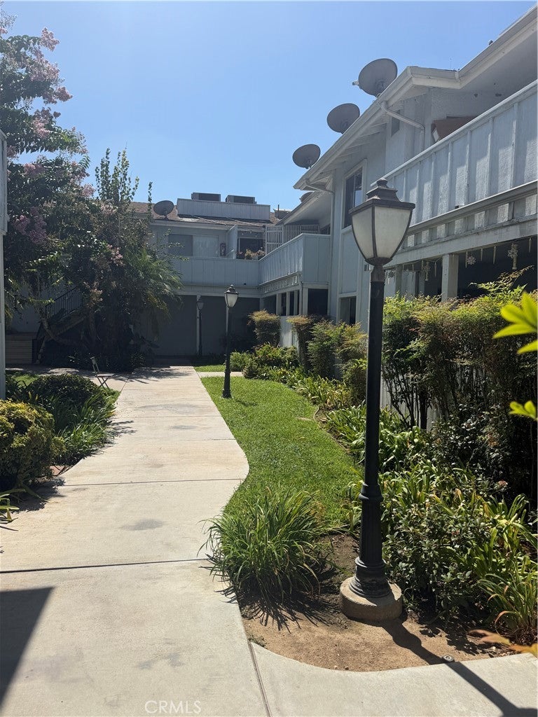 218 W Hellman