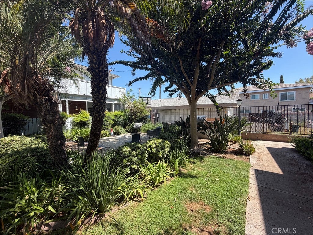218 W Hellman