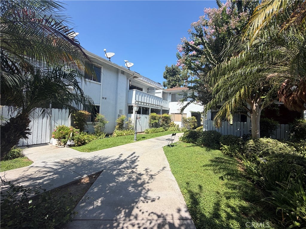 218 W Hellman