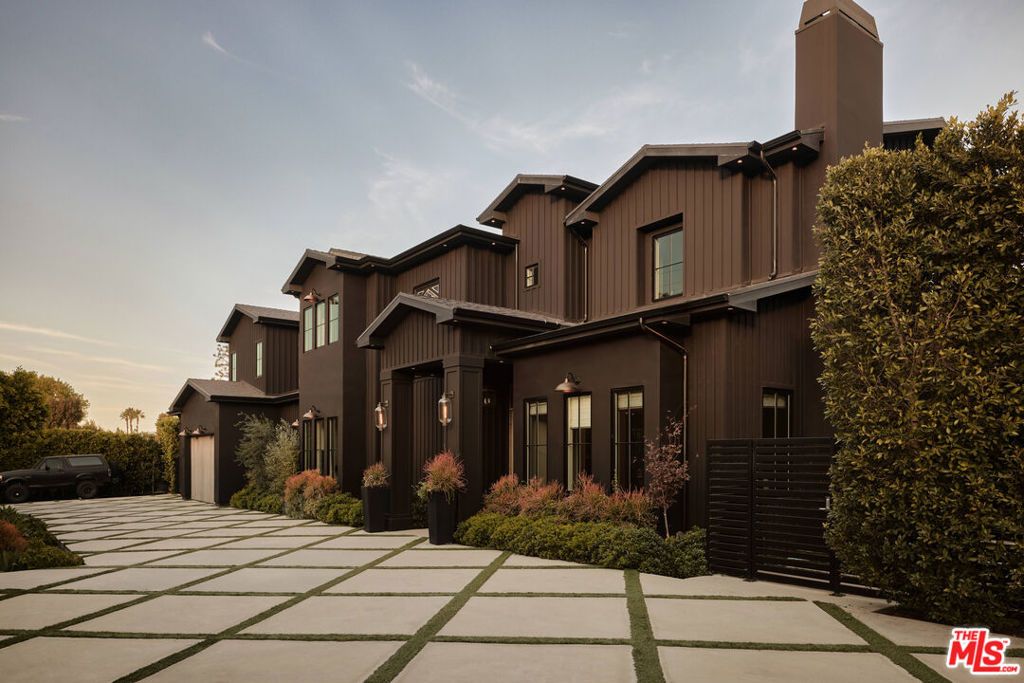 Photo of 5330 Amestoy Avenue, Encino, CA 91316 (MLS # 26634813)