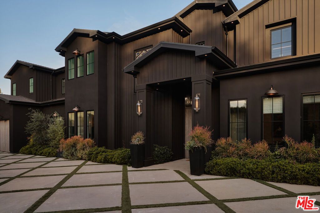 Photo of 5330 Amestoy Avenue, Encino, CA 91316 (MLS # 26634813)