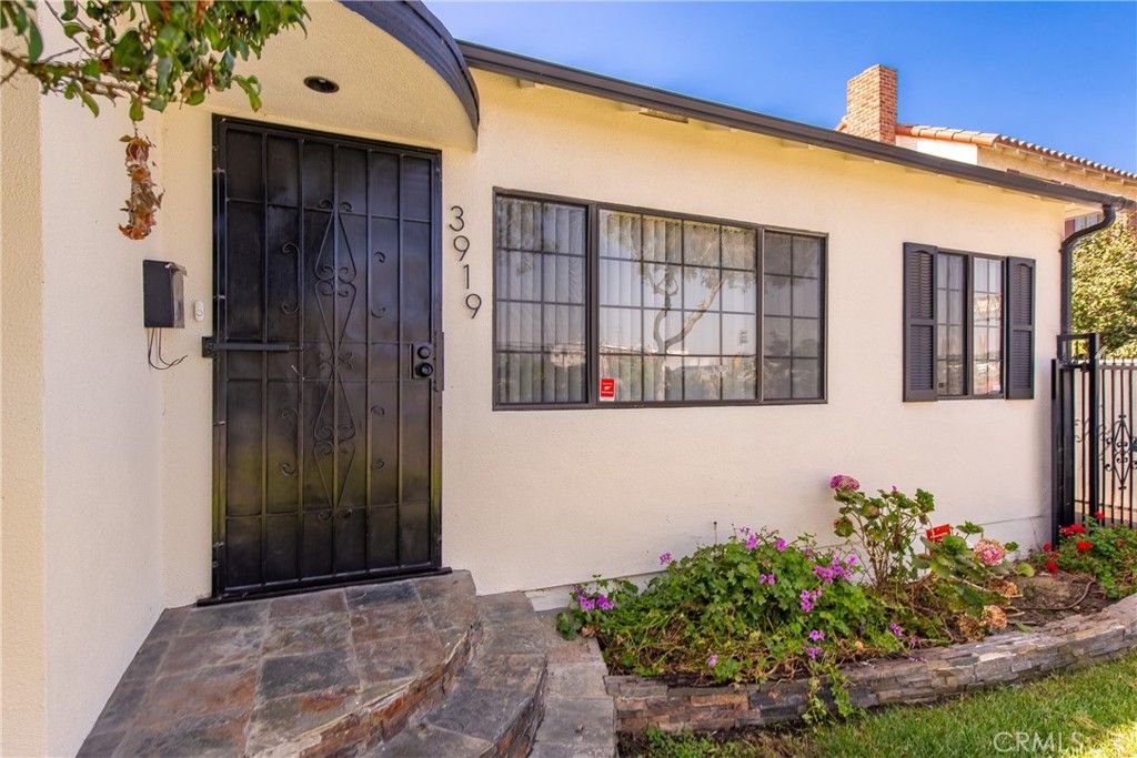 Photo of 3919 Globe Ave, Culver City, CA 90230 (MLS # SR26023522)