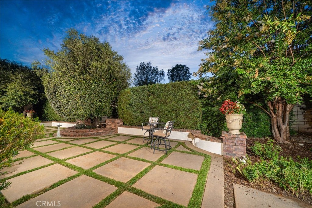 123 S Oakhart Drive