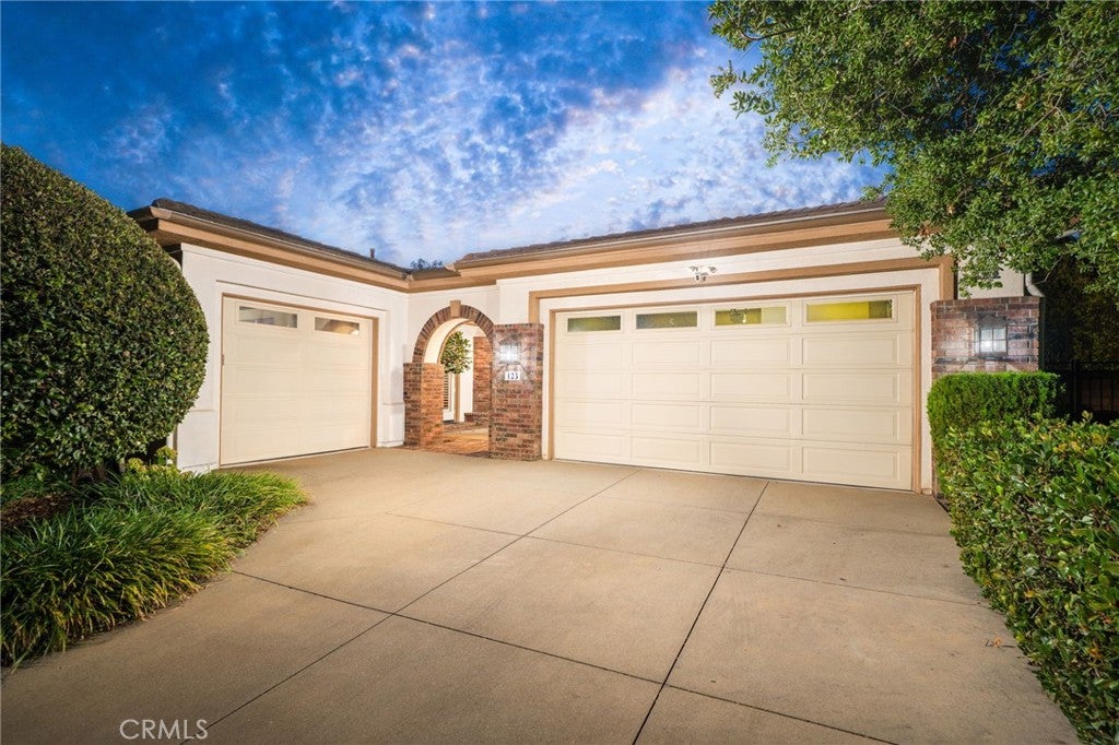 123 S Oakhart Drive