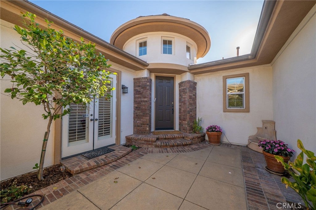 123 S Oakhart Drive