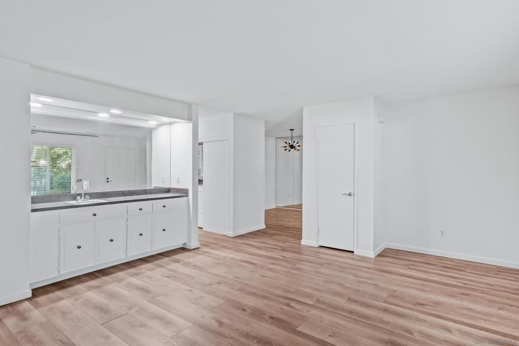 listing image 130720775714465246023