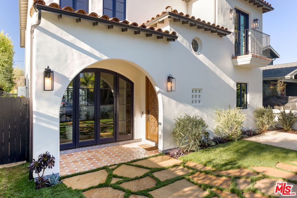 Photo of 2445 Glyndon Avenue, Venice, CA 90291 (MLS # 26636347)