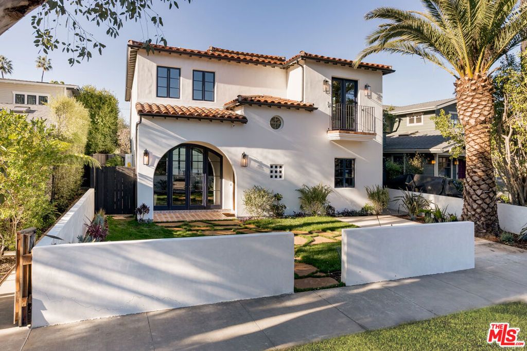 Photo of 2445 Glyndon Avenue, Venice, CA 90291 (MLS # 26636347)