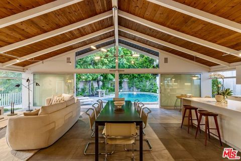 Photo of 586 Lorna Lane, Los Angeles, CA 90049 (MLS # 26761959)