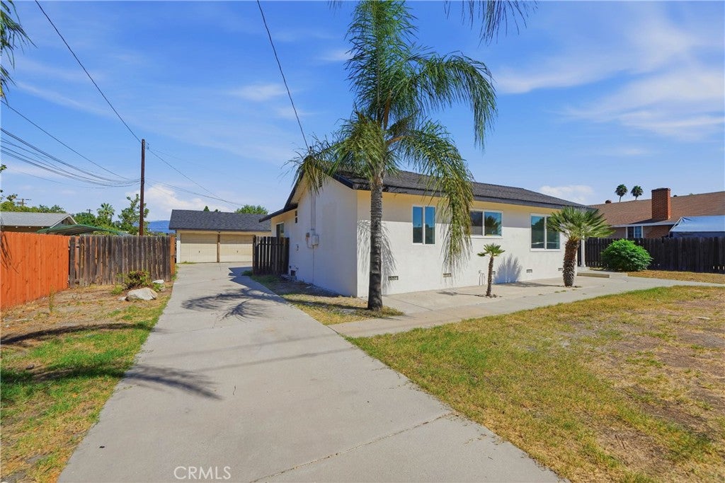 883 E Columbia Avenue