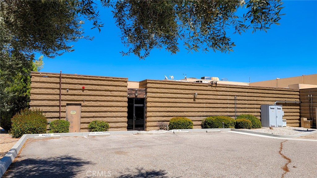 Seize this rare opportunity to secure a premier office building located in the financial hub of the Inland Empire North. This ±10,859 SF administrative office property is strategically positioned just off the I-15 freeway, ensuring excellent accessibility and visibility. This building combines professional design, functional layouts, and convenient access—perfect for a corporate headquarters, financial services, or administrative operations. With ample parking, a large break room, and modern amenities, this is an opportunity not to be missed. 13875 Park Avenue in Victorville, CA 92392 is a high-visibility, single-story commercial office building of approximately ±30,626?sq?ft on a 2.16-acre lot. It sits immediately adjacent to Interstate?15 between Palmdale Road and Dos Palmas Road, offering pylon signage along the freeway and easy access to a major regional corridor.