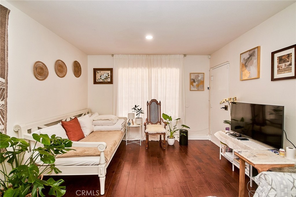 225 W 6th Street 206
