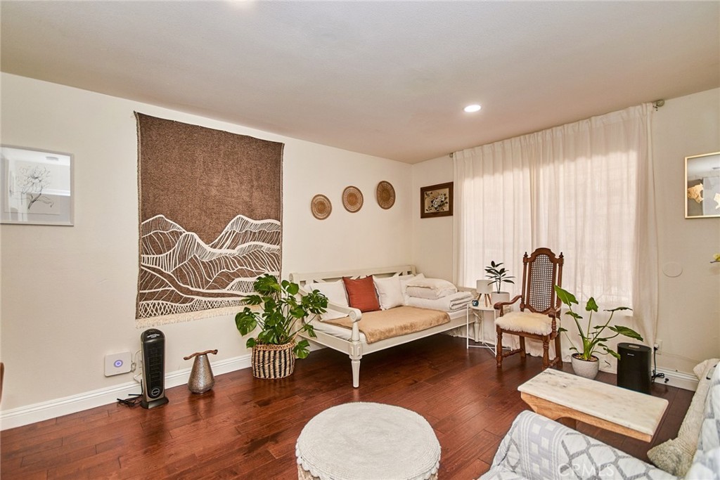 225 W 6th Street 206