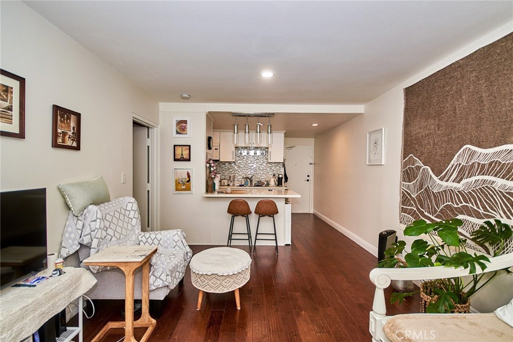 225 W 6th Street 206