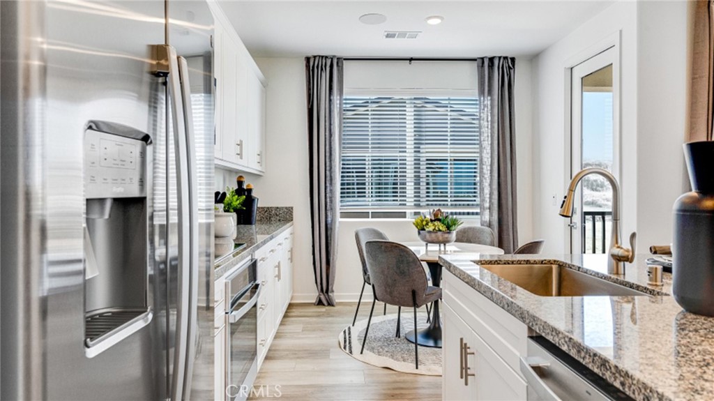 2835 E Amberley Privado