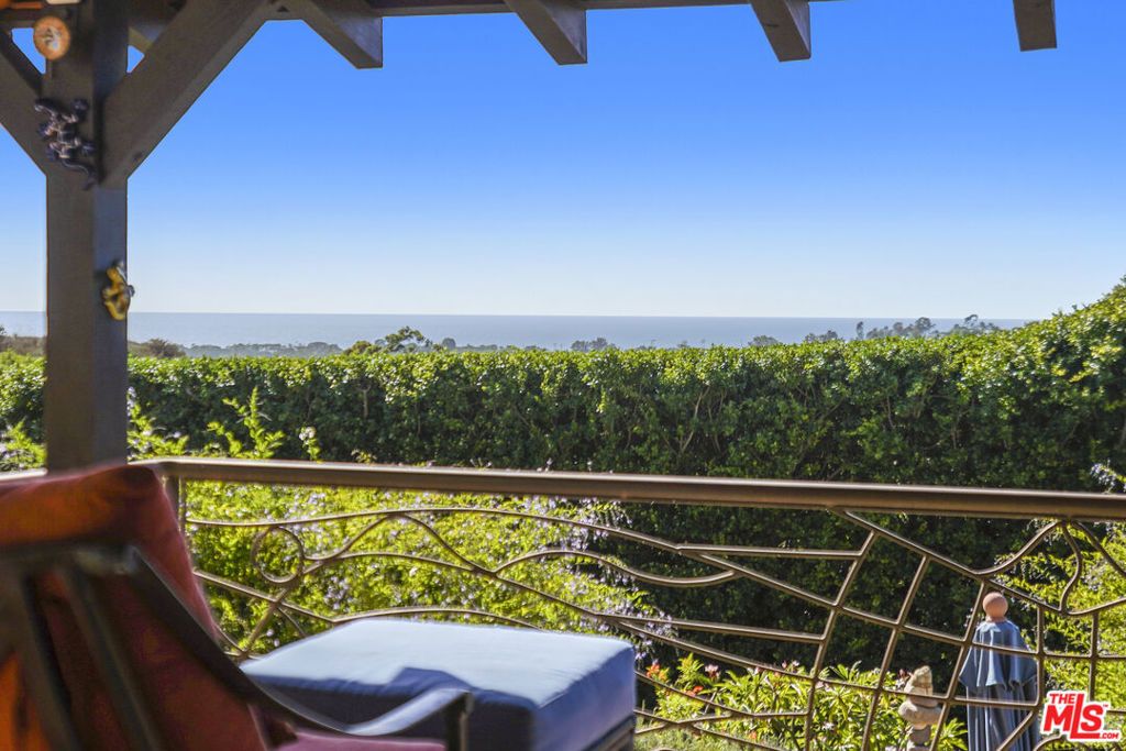 Photo of 6333 Gayton Place, Malibu, CA 90265 (MLS # 26666203)