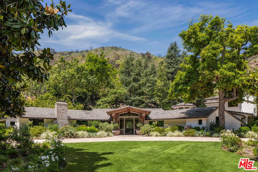Photo of 3099 Mandeville Canyon Road, Los Angeles, CA 90049 (MLS # 26656213)