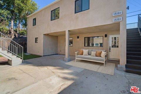 Photo of 1518 1/4 Stearns Drive, Los Angeles, CA 90035 (MLS # 25603425)