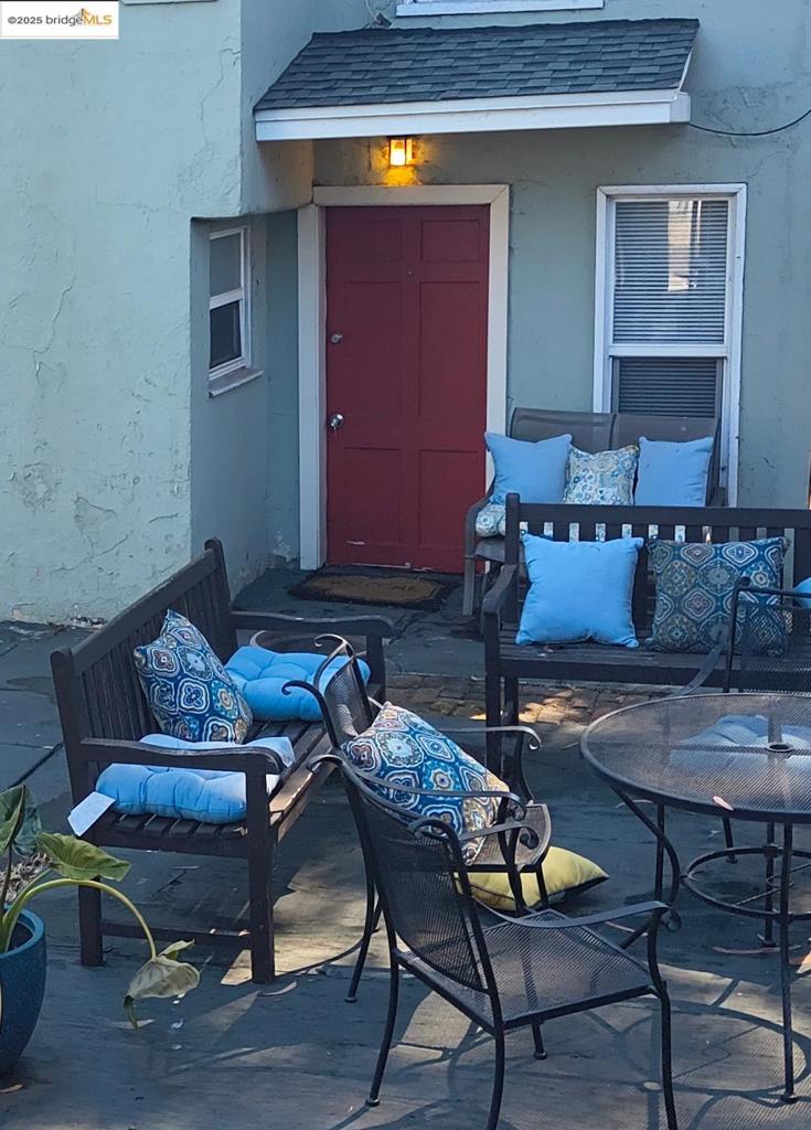 A simple secluded upscale 1-bedroom, 1-bathroom home is available for lease in Oakland. This large, clean property is a hidden gem, tucked behind trees for ultimate privacy. The updated kitchen features marble countertops and cherry oak cabinets, while the spacious living room includes a small bonus room perfect for an office or extra storage. You'll also have access to a large backyard and be close to local schools. Flexible lease terms are available for six months or more. Contact us to schedule a viewing and see all the recent updates! ALL utilities included